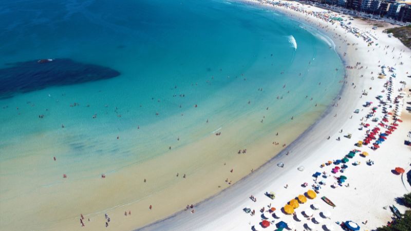Conheça a Praia do Forte em Cabo Frio, o maior Cartão-Postal da cidade