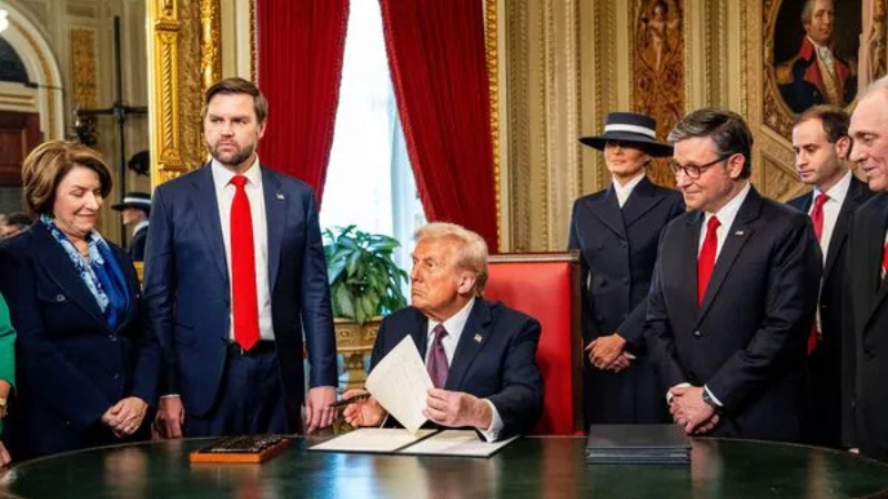 Decretos Presidenciais de Trump: Até onde ele pode ir?