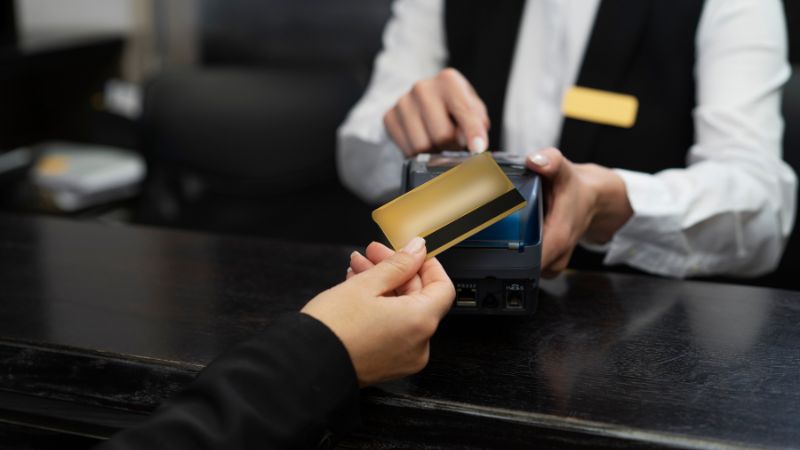 Aumento do IOF para 3,5%: o que muda no seu cartão de crédito e nos gastos no exterior?