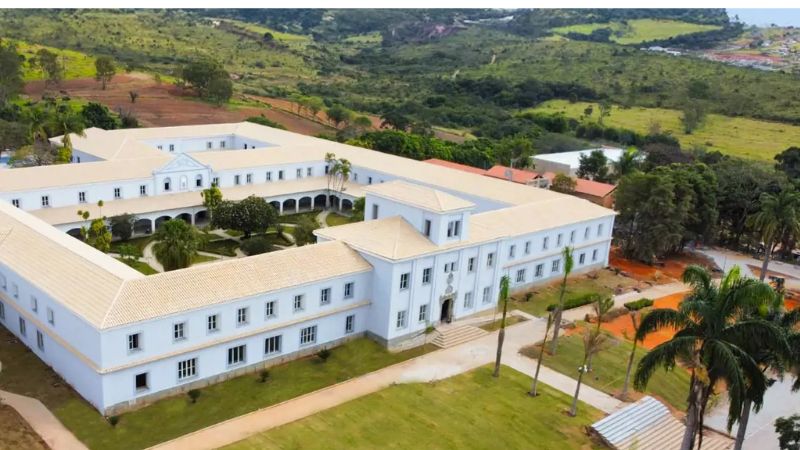 A rede portuguesa Vila Galé acaba de escrever um novo capítulo em sua trajetória no Brasil com a inauguração do Vila Galé Collection Ouro Preto, um resort que une sofisticação, história e um forte compromisso com a preservação cultural. Localizado no distrito de Cachoeira do Campo, a pouco mais de 20 minutos do centro histórico de Ouro Preto, o novo hotel da marca chega em um momento emblemático: Minas Gerais vive um verdadeiro boom no turismo, com crescimento de 12,6% em 2024, superando amplamente a média nacional de 4,9%.