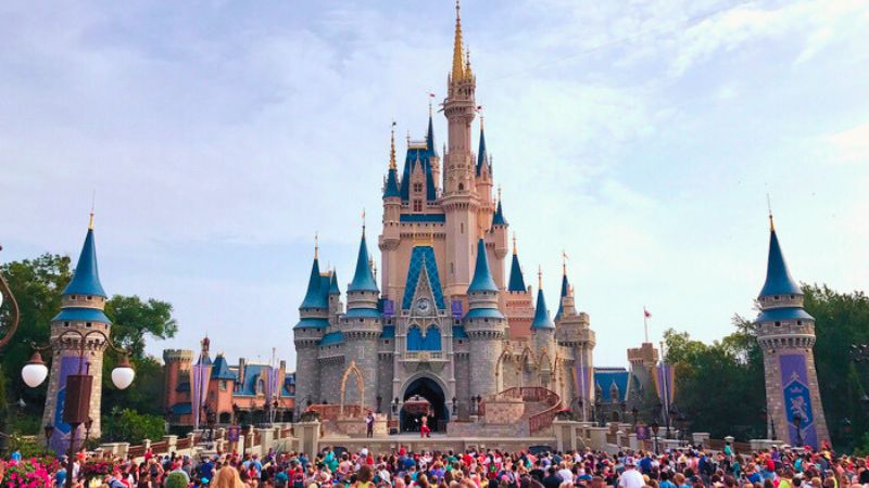Disney gera bilhões de dólares por ano e sustenta mais de 400 Mil empregos nos EUA