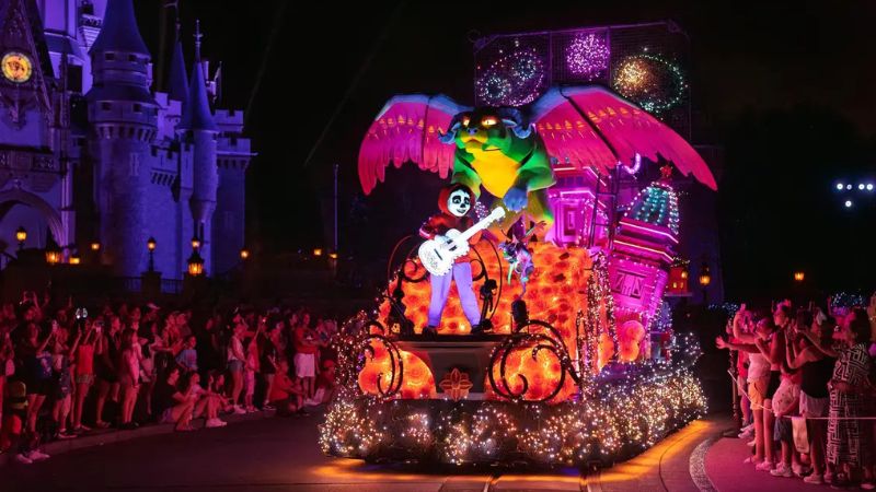 Novo desfile noturno Disney Starlight encanta visitantes no Magic Kingdom