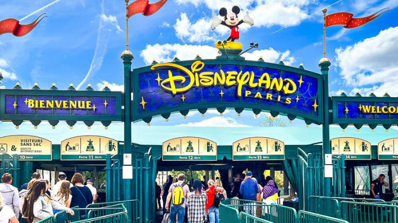Disney avalia adotar preços dinâmicos nos parques dos EUA após testes bem-sucedidos em Paris