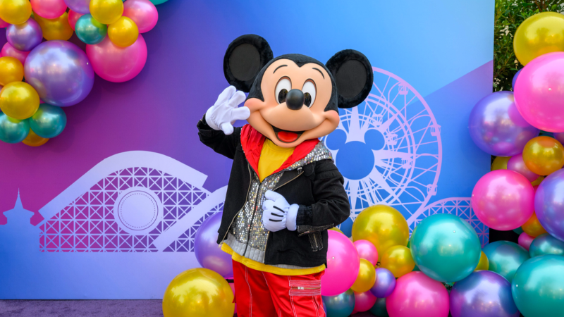 Disney Jr. Let’s Play! Party retorna ao Disneyland Resort em 2026 com personagens, shows, oficinas e diversão para toda a família.