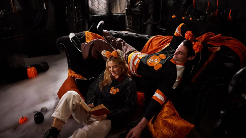 Nova coleção Mickey Family Halloween 2026 traz produtos exclusivos para celebrar a temporada mais assustadoramente divertida da Disney