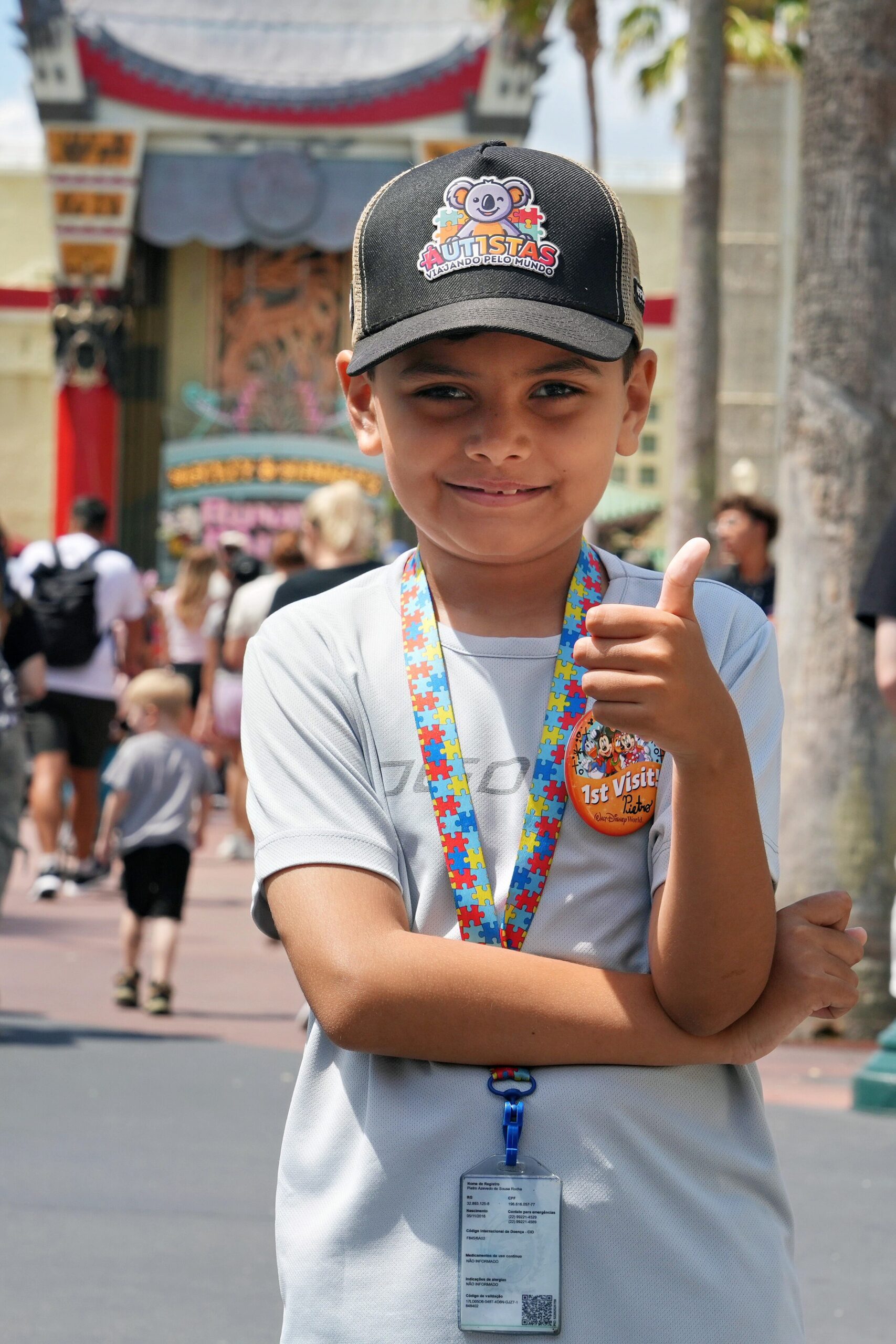 Pietro no Hollywood Studios com o cordão de quebra-cabeça do autismo